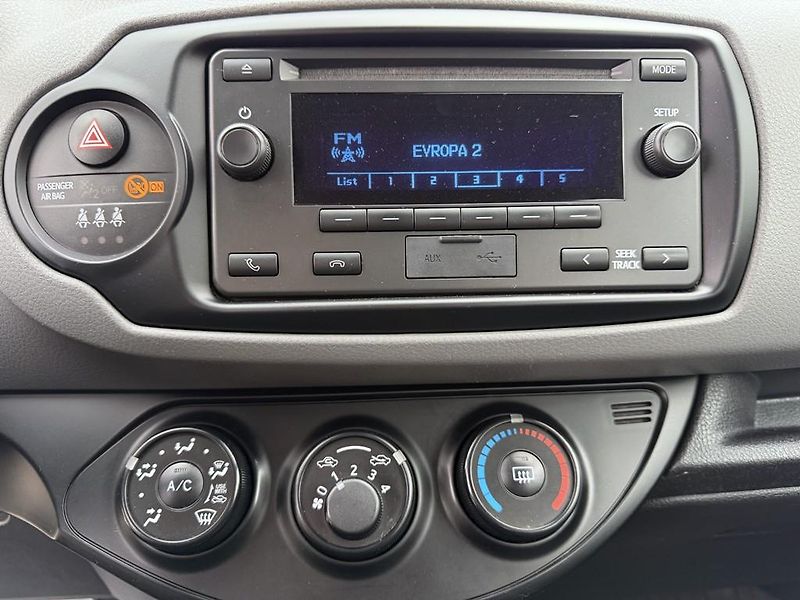 Toyota Yaris 1.0i 51 kW klima, serviska - fotka 15 z 17