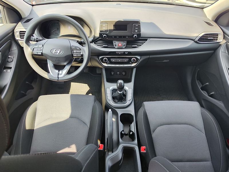 Hyundai i30 1.5i/81kW Start Plus - fotka 11 z 24