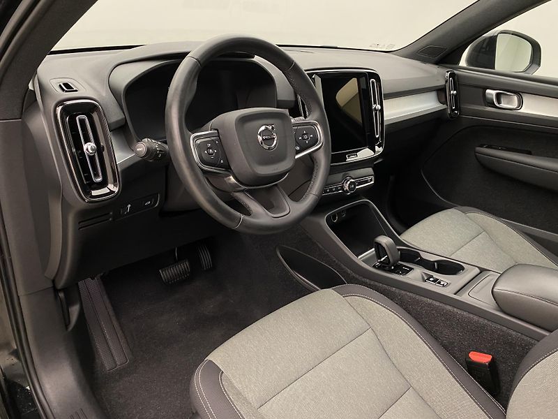 Volvo XC40 T2 MOMENTUM REZERVACE - fotka 4 z 44