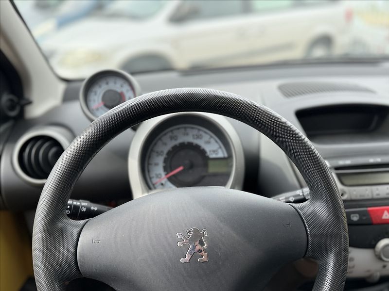 Peugeot 107 1,0 i 77tKm KLIMA SERVO - fotka 11 z 19