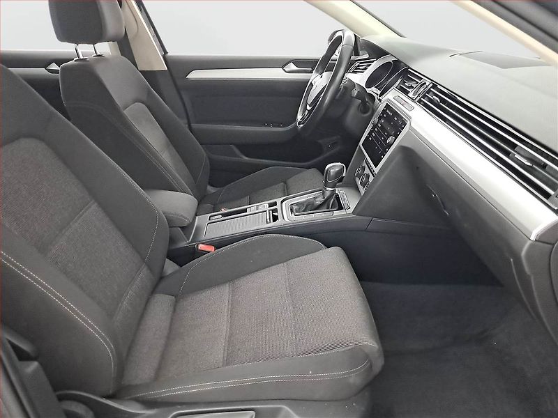 Volkswagen Passat (2018) 2.0 TDI, Automat, Navi - fotka 9 z 21