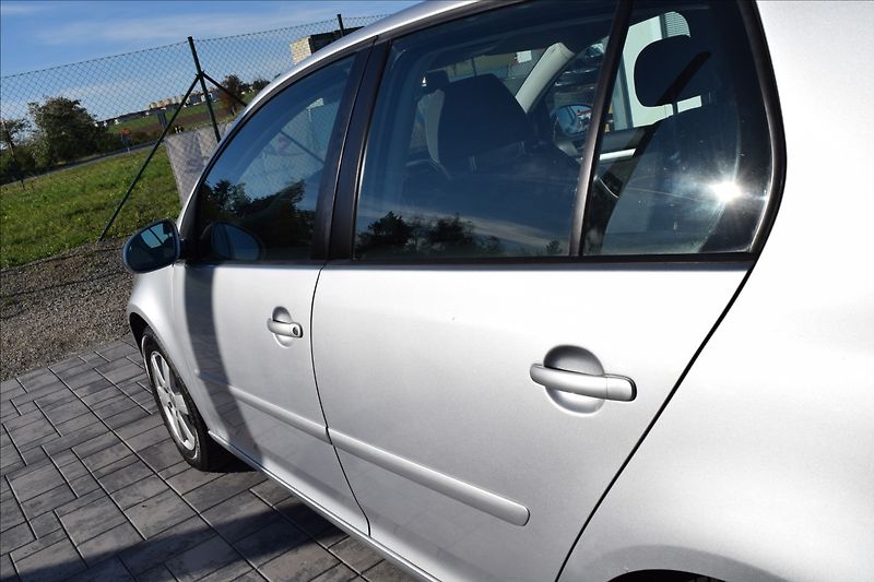 Volkswagen Golf 1,4 i 59KW NOVÁ STK ALU - fotka 11 z 35