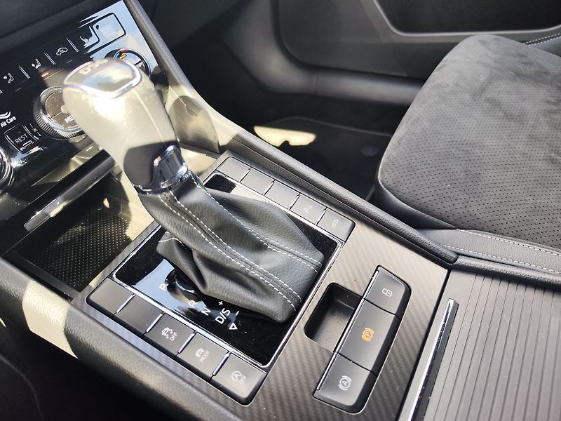 Škoda Superb 2.0 TDi/147kW Sportline DSG - fotka 26 z 34