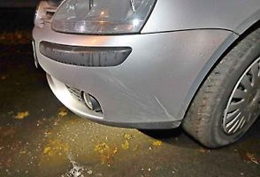 Během pronásledování řidič poškodil ukradené auto.