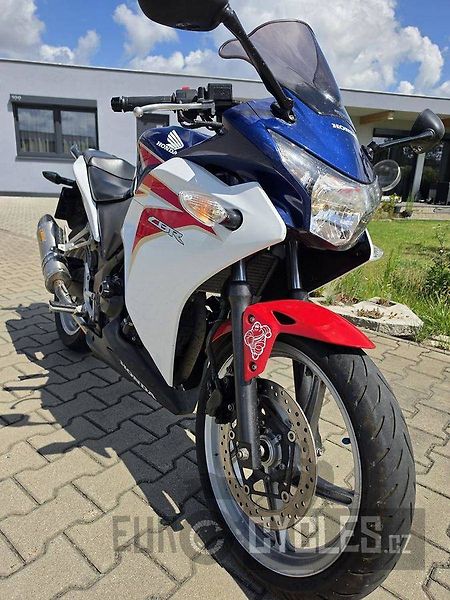 Honda CBR 250 R (2011) - fotka 3 z 13