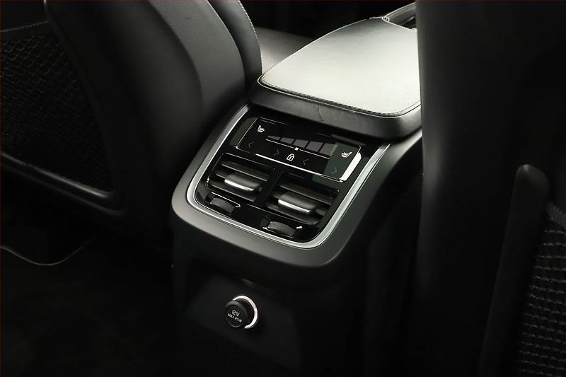 Volvo XC90 (2018) R-Design T8 Twin Engine AWD - fotka 23 z 27
