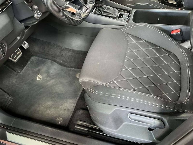 Škoda Karoq (2023) 2.0 TDI 110kW Sportline Exclus - fotka 13 z 20