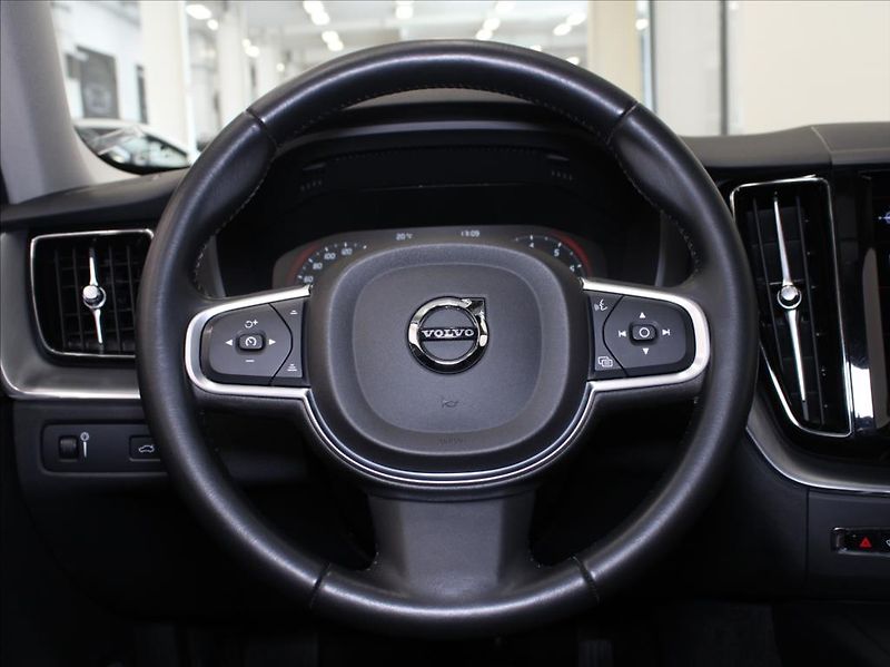Volvo XC60 2,0 T5 184kW AWD Mom.PRO Pano. - fotka 9 z 25
