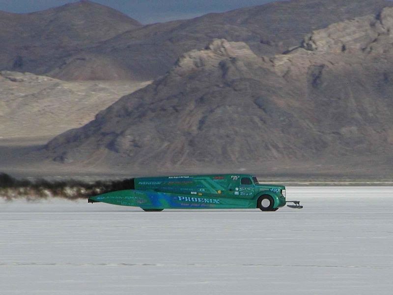 Vítejte v Bonneville Salt Flats! Cedule, která vítá návštěvníky solného jezera, kde se dosahuje rychlostních rekordů.