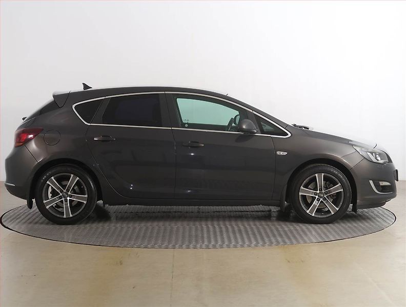 Opel Astra (2014) 1.6 T, Xenony, Tempomat - fotka 6 z 17