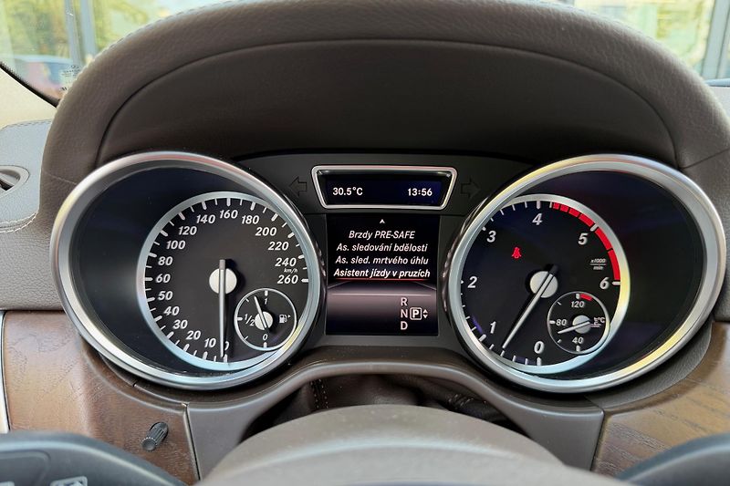 Mercedes-Benz GL (2014) GL 350 Bluetec 4Matic - fotka 31 z 42
