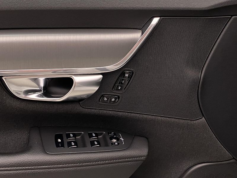 Volvo V90 T5 MOMENTUM AUT - fotka 27 z 39