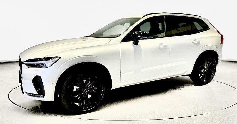 Volvo XC60 (2026) B5 PLUS BLACK + 4SERVIS/ZÁRUKA - fotka 4 z 18