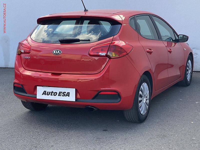 Kia Ceed (2013) 1.6GDi, ČR, AC, STK5/28 - fotka 4 z 16