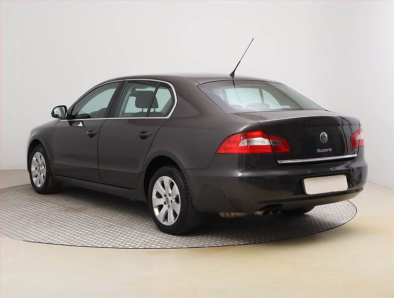 Škoda Superb (2009) Ambiente 2.0 TDI, Xenony - fotka 4 z 20
