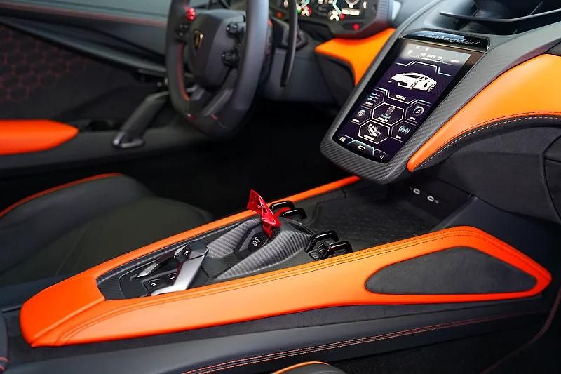Lamborghini Revuelto (2024) Hybridní V12  - fotka 7 z 16