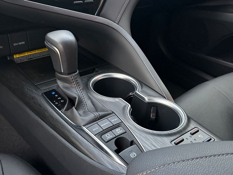 Toyota Camry 2,5 Hybrid  Executive VIP - fotka 10 z 20