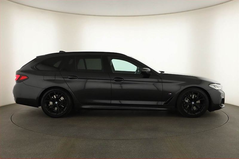BMW Řada 5 (2023) 530d xDrive - fotka 6 z 21