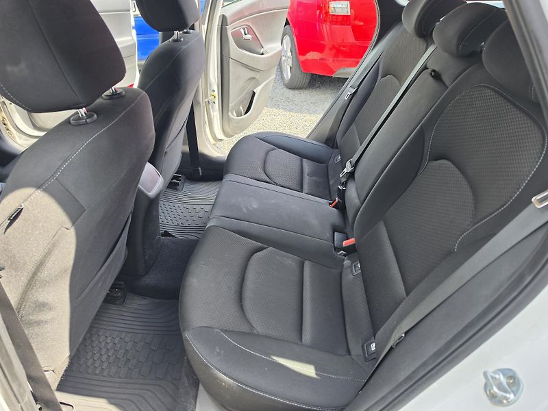 Hyundai i30 1.4i  - fotka 8 z 20