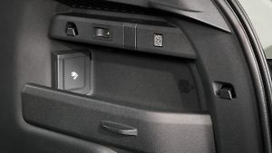 Elektromobily Škoda Elroq a Enyaq mohou díky funkci Vehicle to Load napájet externí zařízení přímo z trakční baterie. Adaptér zapojený do nabíjecího portu tak z auta udělá praktický zdroj energie pro kempování, práci i cestovní výbavu.