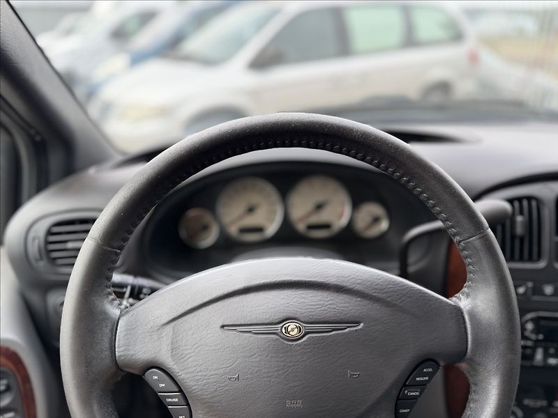 Chrysler Grand Voyager 3,3 V6 128kW A/T 7MÍST - fotka 11 z 26