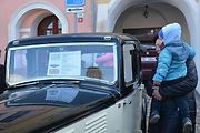 Automobiloví a motocykloví veteráni se vydali v neděli na tradiční jízdu Ze zámku na hrad. Start byl na Horním náměstí v Přerově, kde si lidé užili bohatý program.