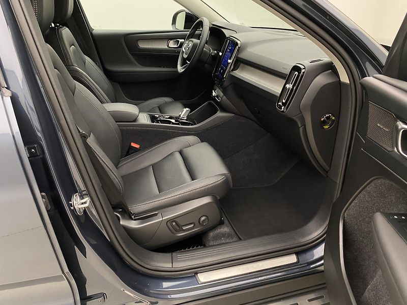 Volvo XC40 B4 DARK ULTRA AUT CZ - fotka 24 z 56
