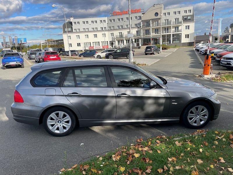 BMW Řada 3 320d Touring - fotka 6 z 30