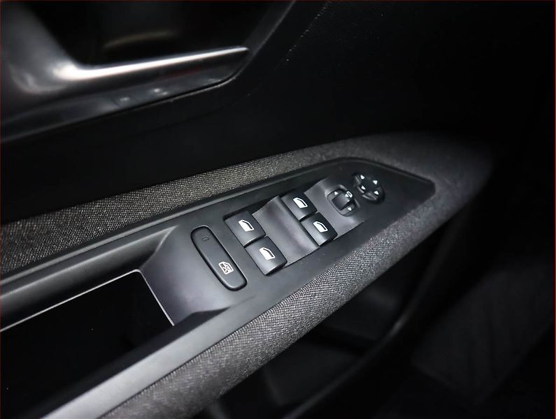 Peugeot 3008 (2019) 1.5 BlueHDi, Automat - fotka 17 z 22