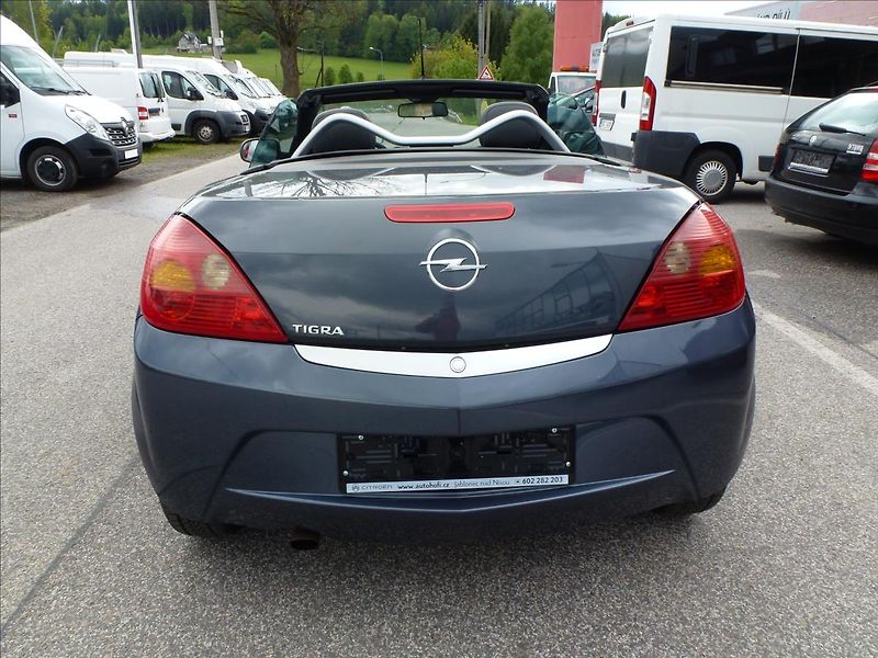 Opel Tigra 1,4 16V Roadster Cabrio - fotka 10 z 48