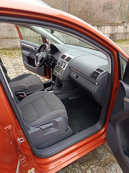 Volkswagen Touran (2010) - fotka 21 z 21