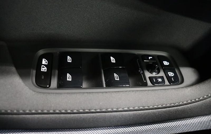 Polestar 2 LR SoH 100% 360kam BLIS LED - fotka 14 z 20