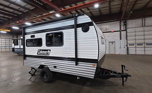 Americký karavan Keystone RV Coleman 13S láká malými rozměry i výbavou vhodnou pro rodiny a začátečníky., zdroj: se svoleném Keystone RV
