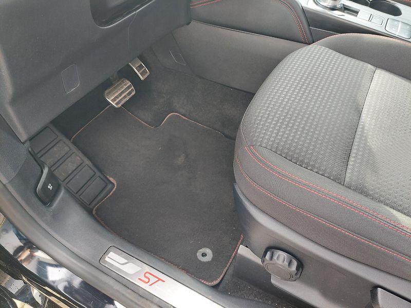 Ford Kuga (2021) III. TDCi ST Line  88kW - fotka 23 z 45