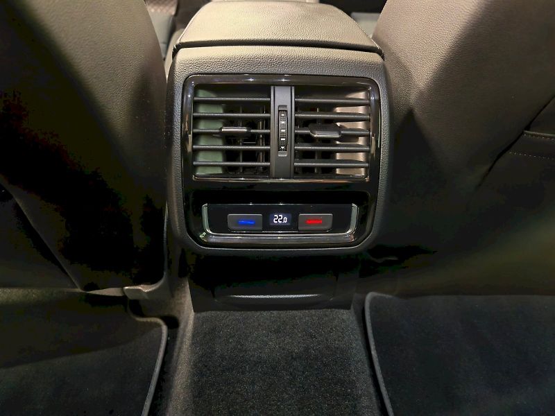 Volkswagen Passat (2021) Variant 2.0 TDI 147 kW DSG Ele - fotka 24 z 29