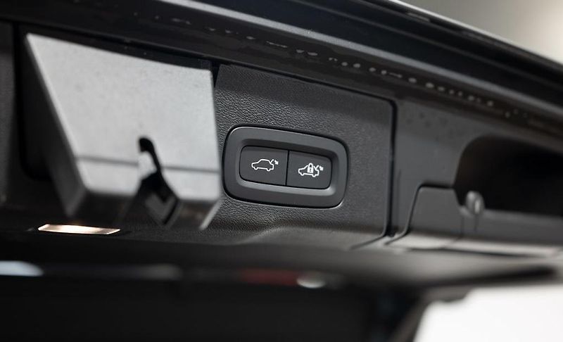Volvo XC60 (2025) Plug-in hybrid PLUS DARK - fotka 25 z 26