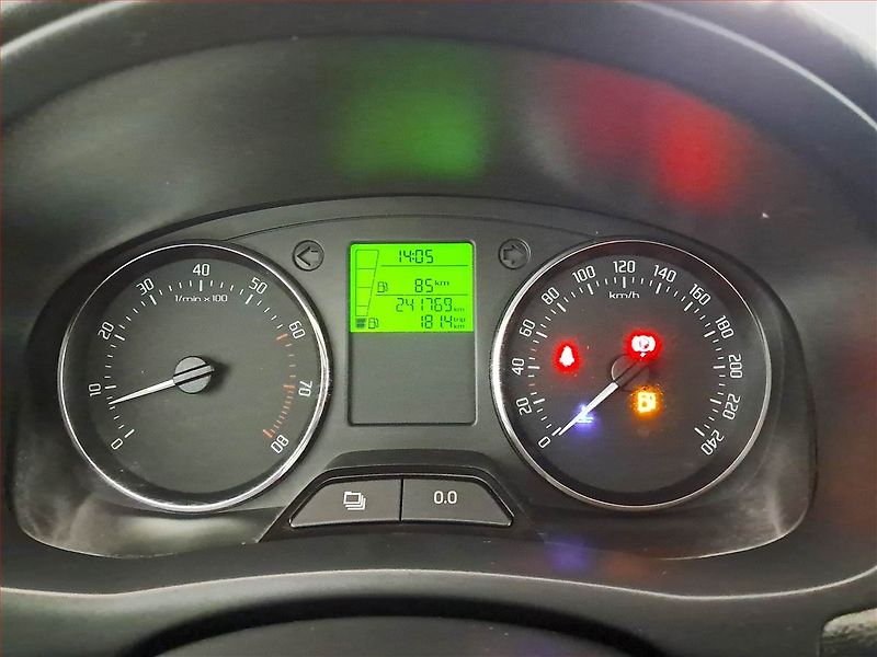 Škoda Fabia (2014) 1.2 TSI, Serv.kniha, Xenony - fotka 11 z 16