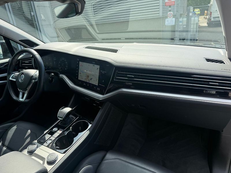 Volkswagen Touareg R-Line 3.0TDI 210kW A8 4x4 - fotka 11 z 24