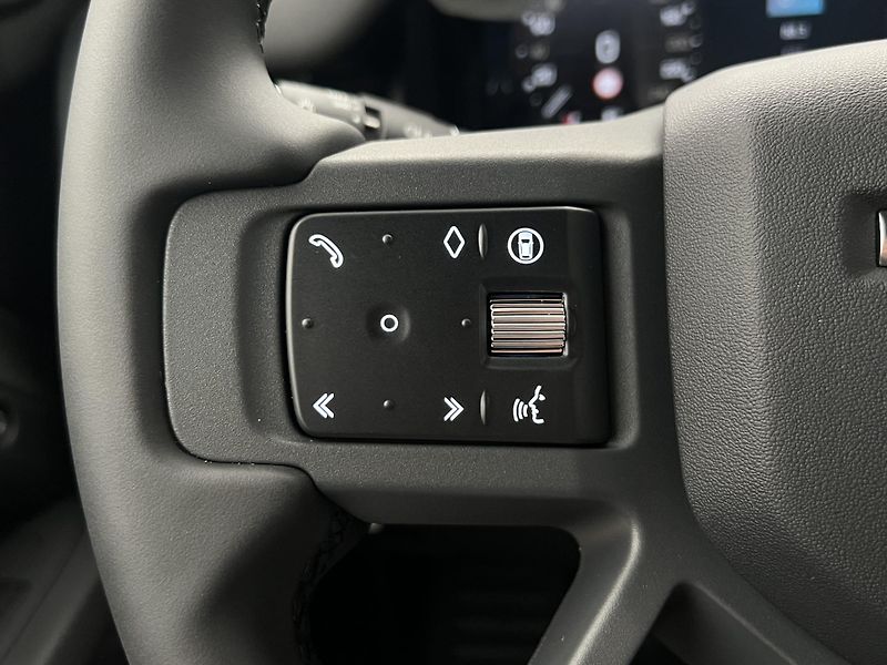 Land Rover Defender 110 D250 X-DYNAMIC SE AWD AUT  - fotka 23 z 45