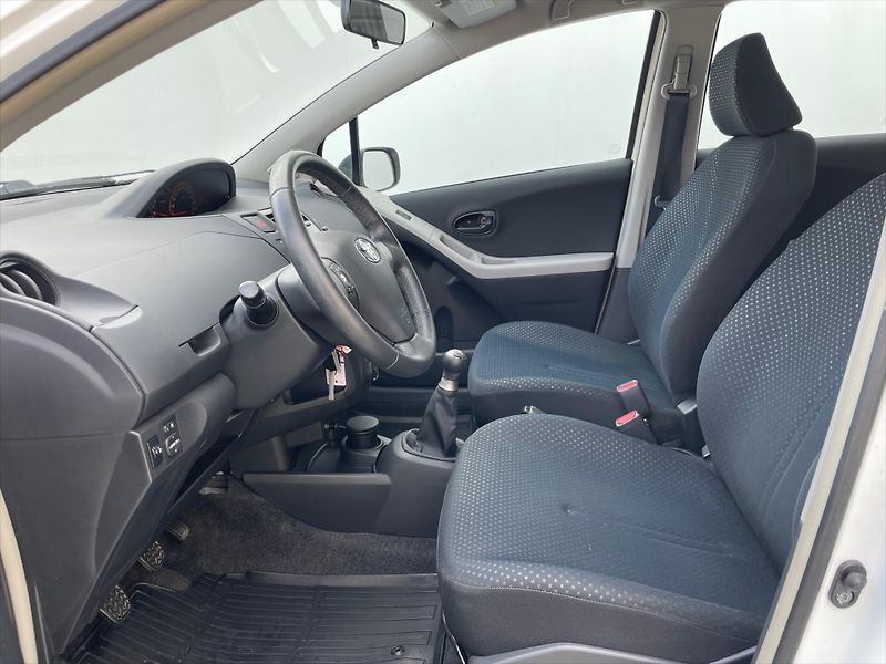 Toyota Yaris 1,0 Dream - fotka 9 z 15