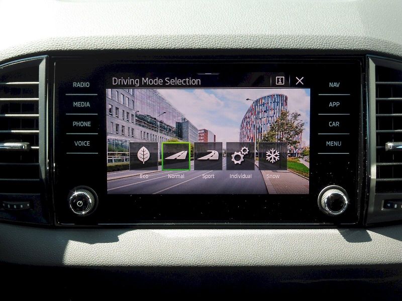 Škoda Karoq (2025) SportLine 2,0 TSI 140kW DSG 4x - fotka 15 z 29