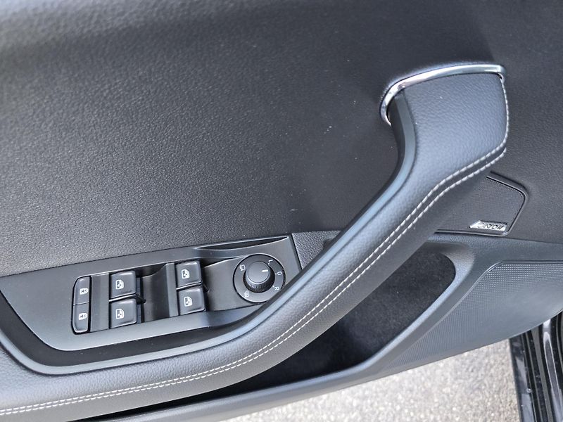 Škoda Superb 2,0 TDI DSG STYLE VIRTUAL NAVI - fotka 29 z 51