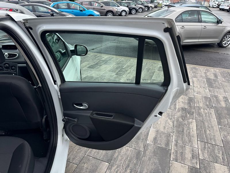 Renault Clio (2012) 1,2 55 KW Klima - fotka 21 z 28