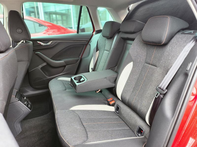 Škoda Kamiq Top Selection 1.0 TSI 85kw - fotka 21 z 27