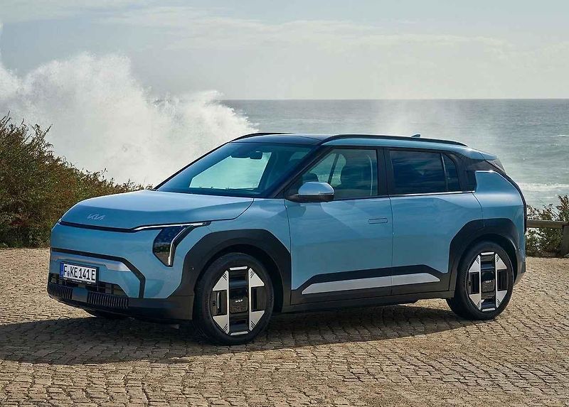 Anketa Auto roku 2025 dospěla do fáze výběru nejlepšího vozu z pěti finalistů