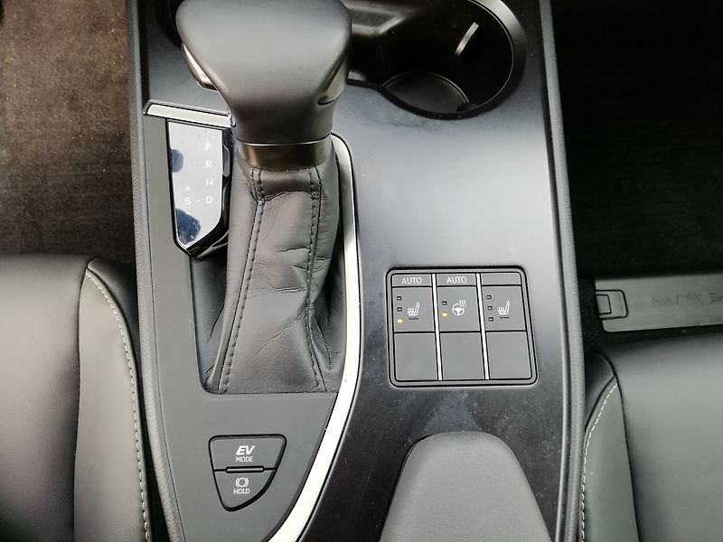 Lexus UX 250h h F Sport Design - fotka 15 z 19