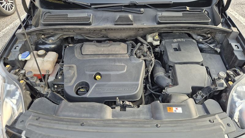 Ford Kuga (2011) 2.0 TDCi 4x4 Titanium, ČR - fotka 42 z 52