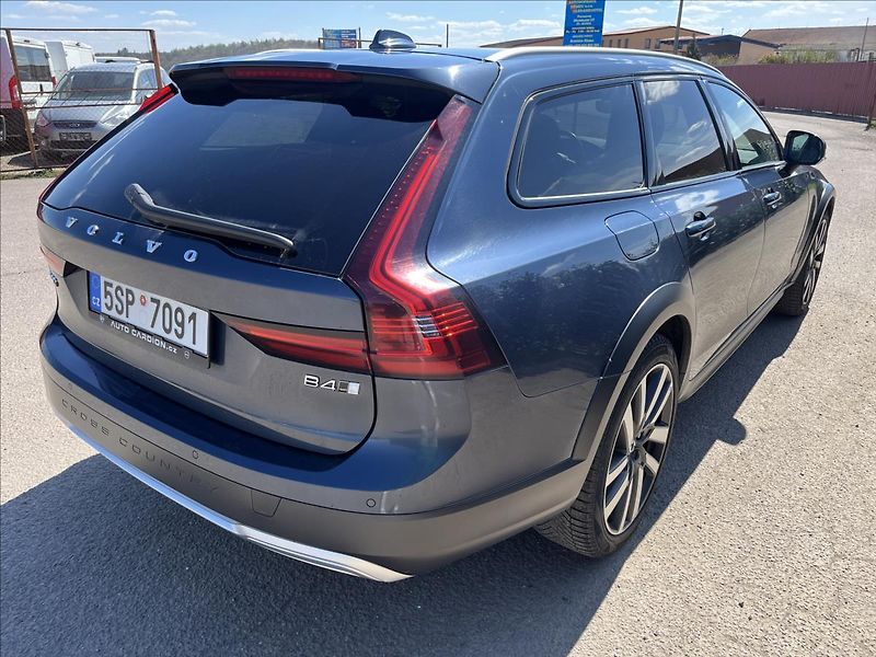 Volvo V90 2,0 B4 145KW CROSS COUNTRY DPH - fotka 6 z 43