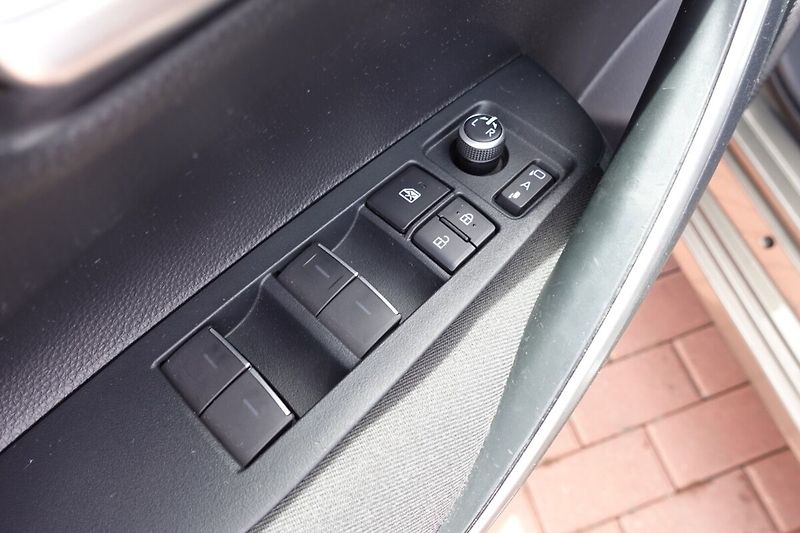 Toyota Corolla 1.5TNGA 125 - 6 MT Comfort + S - fotka 10 z 32