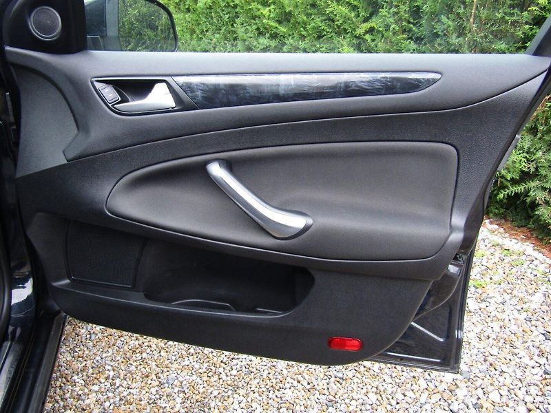 Ford Mondeo (2011) 1.6 TDCi 85kW - fotka 29 z 45